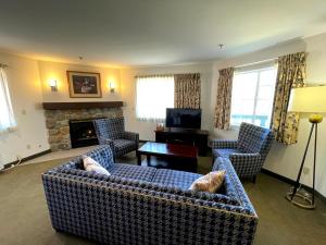 uma sala de estar com dois sofás e uma lareira em Fidalgo Country Inn em Anacortes