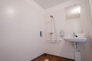Koupelna v ubytování Brit Hotel Essentiel Cholet + 37 fotografií