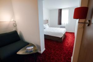 Postel nebo postele na pokoji v ubytování Brit Hotel Essentiel Cholet