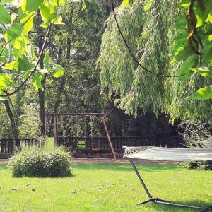 una hamaca en el césped en un parque en Relais saint vincent en Thonville