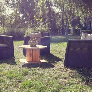stół w trawie z dwoma krzesłami i stół sidx sidx sidx w obiekcie Relais saint vincent w mieście Thonville