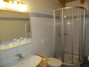 Koupelna v ubytování Pension Theresia + 17 fotografií
