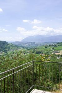 einen Balkon mit Talblick in der Unterkunft Mama Maja in Vacri