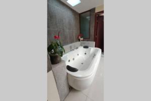 Koupelna v ubytování TURI Suite con Jacuzzi, centro de la ciudad