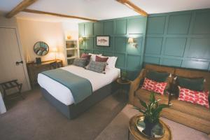 - une chambre avec un grand lit et un canapé dans l'établissement Bayards Cove Inn, à Dartmouth