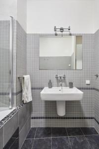 Koupelna v ubytování Mid-Century Modern Flat in New Town by Prague Days