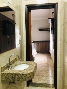 bagno con lavandino e corridoio di Solar da Vila a Tiradentes Altre 55 foto