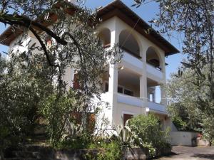 Villa Christina في أماليابوليس: مبنى ابيض امامه اشجار