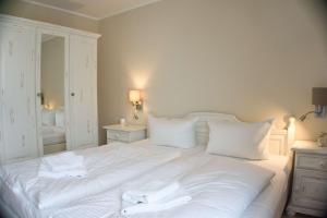 Postel nebo postele na pokoji v ubytování Ferienwohnung in zentraler Lage und mit Balkon - Villa Karola FeWo 18