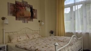 Postel nebo postele na pokoji v ubytování WeisseVilla Friedrichsbrunn Fewo EMPIRE