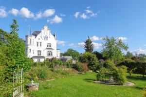 Zahrada ubytování WeisseVilla Friedrichsbrunn Fewo EMPIRE + 9 fotografií