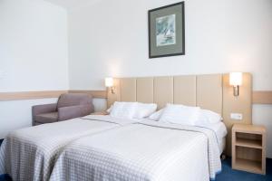 Posteľ alebo postele v izbe v ubytovaní Hotel Marina Port + 37 fotografií