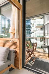 Habitación con puerta corredera de cristal con silla y mesa en Top Of Belvedere, en Viena