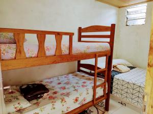 1 dormitorio con 2 literas en una habitación en Temporada no Atalaia, en Salinópolis