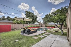 Phoenix Getaway with Private Pool and Grass Yard! tesisinde veya buraya yakın yüzme havuzu