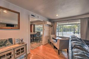 een woonkamer met een bank, een televisie en een tafel bij The Grey Goose Waterfront Home with Beach in New Bern