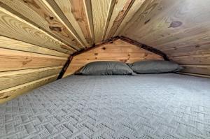 Кровать или кровати в номере The Gosling Studio Cabin with River Access!