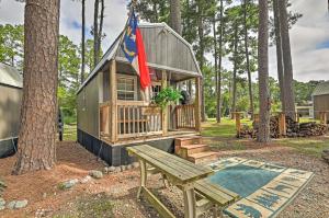 Gallery image of The Gosling Studio Cabin with River Access! in New Bern