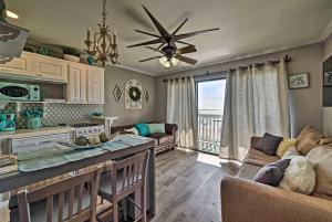 Il dispose d'une cuisine et d'un salon avec un canapé et une table. dans l'établissement Oceanfront Corpus Christi Condo Resort Perks!, à Corpus Christi