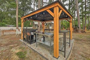 Zahrada ubytování Cottage with Patio and Shared Waterfront Perks!