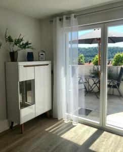 sala de estar con puerta corredera de cristal que da a un patio en Ferienwohnung no.55, en Lörrach