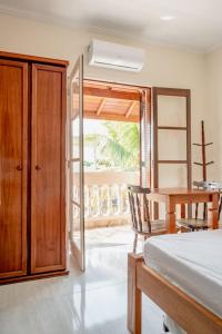 - une chambre avec un lit, une table et une fenêtre dans l'établissement Pousada Oásis, à Peruíbe