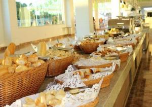 a buffet line with baskets of bread and pastries at Lacqua Di Roma - SUPER OFERTA in Caldas Novas