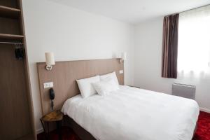 Postel nebo postele na pokoji v ubytování Brit Hotel Essentiel Cholet