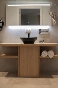 een badkamer met een wastafel en een spiegel bij B&B elzartwinning in Hasselt
