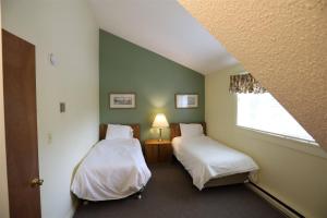 Tempat tidur dalam kamar di Inns Of Wv 301, 2bd, Waterville Valley