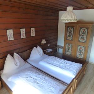 Łóżko lub łóżka w pokoju w obiekcie Wieselmühle Forellenhof