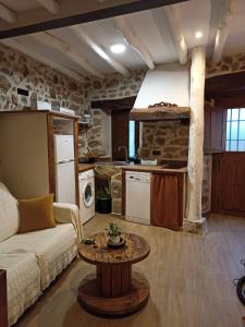 sala de estar con sofá y mesa en Apartamento La Herrerita, en Candelario