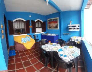 ein Zimmer in einem Haus mit Tischen und einem Bett in der Unterkunft PARAÍSO TOM DO MAR 2 in Arraial do Cabo