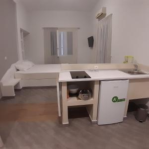 A bed or beds in a room at Dimitra apartments koroni Még 13 kép