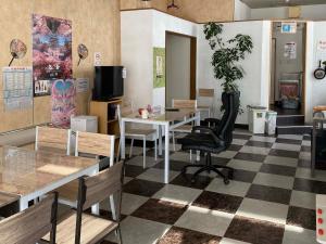 HOSTEL HIROSAKI - Vacation STAY 66581v في هيروساكي: غرفة بها مكتب وكرسي وطاولة