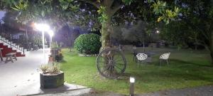 una vieja rueda de carruaje sentada en un parque por la noche en Apartamentos la Higar, en La Pesa