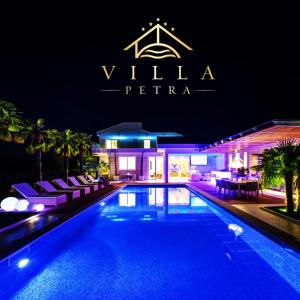 Villa con piscina por la noche en Villa Petra, en Novalja