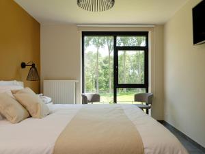 Postel nebo postele na pokoji v ubytování b & b St-Hubert + 37 fotografií
