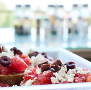 une assiette de nourriture avec des fruits et du pain sur une table dans l'établissement Kastro Maistro, à Leucade