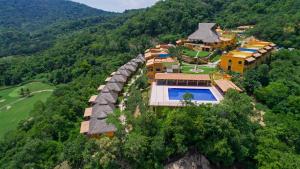 een luchtzicht op een huis op een berg bij El Corazón Golf & Spa Resort Manzanillo in Manzanillo