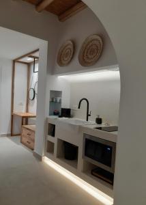 Kuchyňa alebo kuchynka v ubytovaní Sfakia Seaside luxury Suites