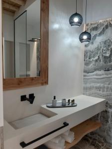 Kúpeľňa v ubytovaní Sfakia Seaside luxury Suites