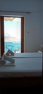 un letto in una camera con una grande finestra di FAROS ad Agios Nikolaos