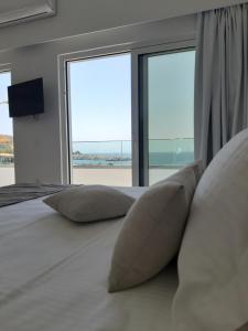 Posteľ alebo postele v izbe v ubytovaní Sfakia Seaside luxury Suites