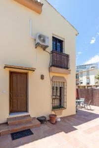 - un bâtiment avec une porte et un balcon dans l'établissement Oasis Playamar, à Torremolinos