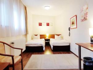 Un pat sau paturi într-o cameră la Gartenhotel LandArt