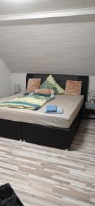 łóżko z 2 poduszkami w pokoju w obiekcie Ferienwohnung Liebscher w mieście Sehmatal