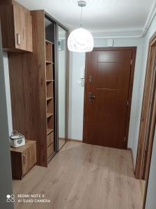um quarto com uma porta de madeira e um piso de madeira em Apartament na parterze em Stalowa Wola