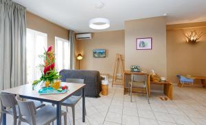 ein Wohnzimmer mit einem Tisch und einem Sofa in der Unterkunft Village Creole in Les Trois-Îlets + 30 Fotos