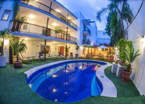 Bazén v ubytování Del Marques Hotel and Suites nebo v jeho okolí